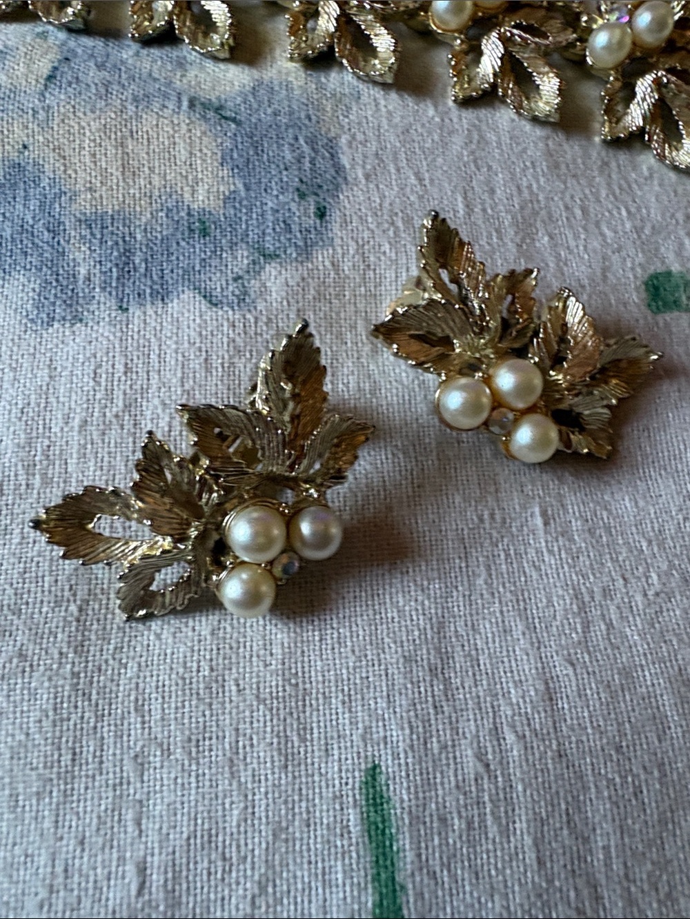 Judy Lee Gold-Tone Pearl Floral Necklace bracelet and Earring Set - Picture 6 of 6